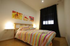 Dormitorio con cama doble