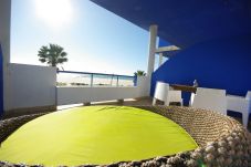 Terraza del apartamento con vistas a la playa