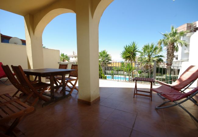 Terraza y piscina del alojamiento