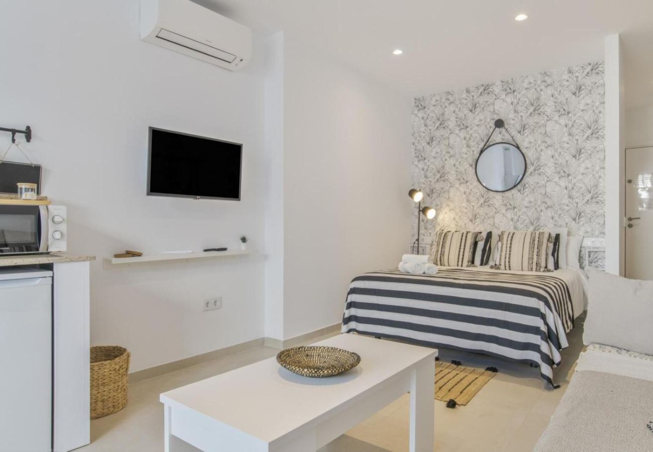 Estudio en Tarifa - 9111 - Livingtarifa Black and White